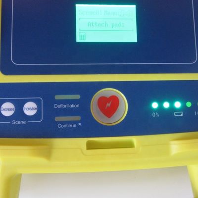 Автоматизированный внешний кардиодефибриллятор с поддержкой голоса